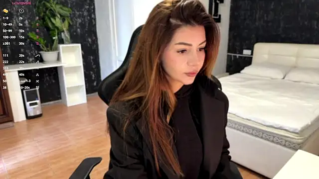 Snapshot of MishelVine chatting on 10, 11, 2025 MishelVine online show from 10, 11, 2025