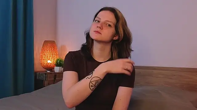 LatinaHuguenin online show from 4, 4, 2026