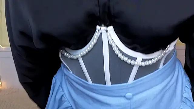 LatinaHuguenin online show from 18, 11, 2025