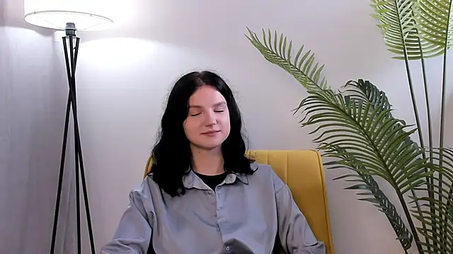 LatinaHuguenin online show from 7, 11, 2025