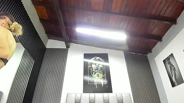 Caitlyn-Joness  online show from 7, 4, 2026