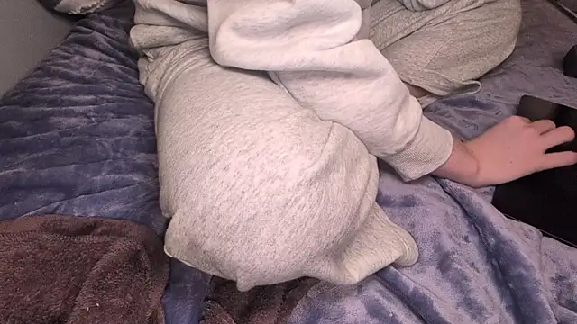 chloehollis online show from 2, 12, 2025