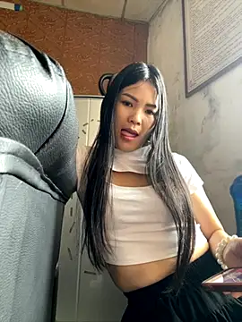 Snapshot of Beolulu chatting on 8, 11, 2025 Beolulu online show from 8, 11, 2025