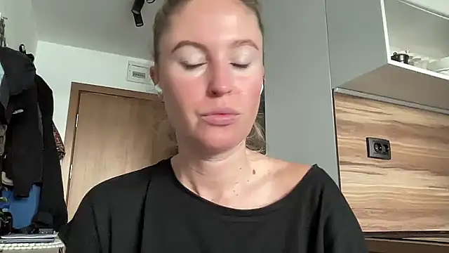 Snapshot of Ameli8 chatting on 9, 11, 2025 Ameli8 online show from 9, 11, 2025