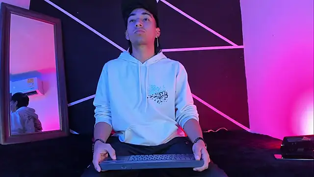 Austin Santos  online show from 8, 11, 2025