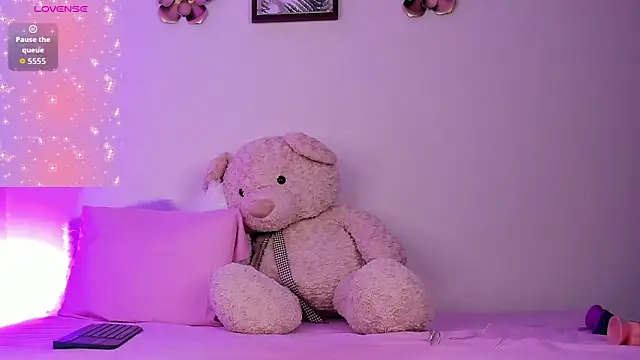 Nyra lux16 online show from 2, 12, 2025