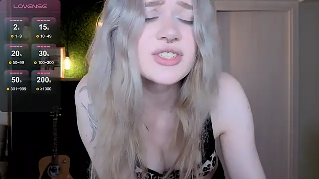 Snapshot of eshleeygreen chatting on 7, 6, 2026 eshleeygreen online show from 7, 6, 2026