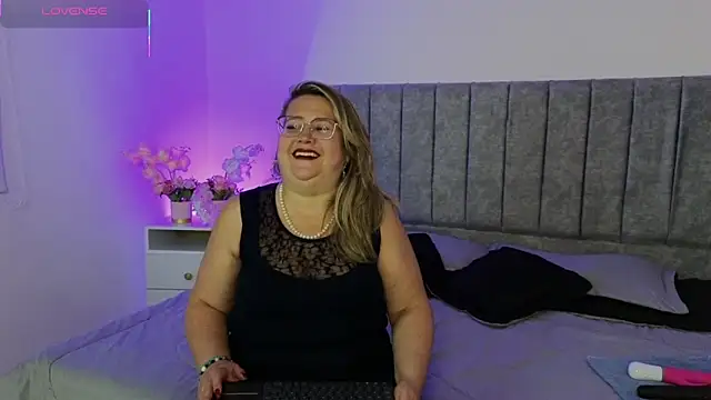 Snapshot of CurvyRosse_ chatting on 6, 11, 2025 CurvyRosse online show from 6, 11, 2025
