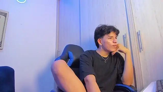 Snapshot of fredd_cs chatting on 8, 11, 2025 fredd cs online show from 8, 11, 2025