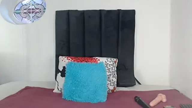 Miss-Berries online show from 4, 12, 2025