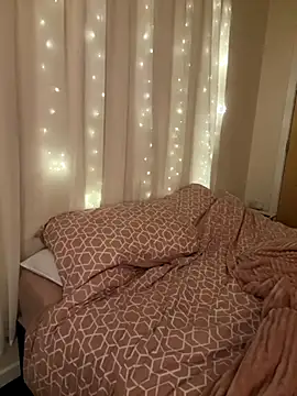 LillieMaee online show from 2, 12, 2025