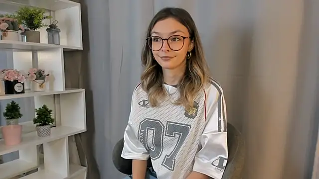 Snapshot of EvitaChant chatting on 9, 11, 2025 EvitaChant online show from 9, 11, 2025