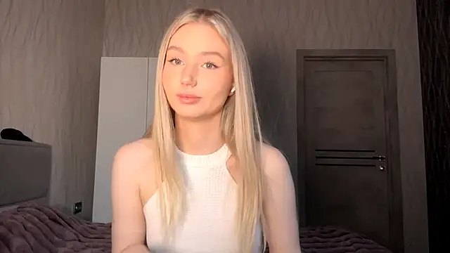 Snapshot of MoonlitCrystalia chatting on 16, 11, 2025 MoonlitCrystalia online show from 16, 11, 2025