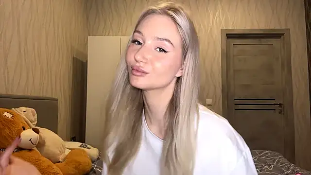 MoonlitCrystalia online show from 8, 11, 2025