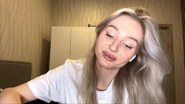 Snapshot of MoonlitCrystalia chatting on 11, 11, 2025 MoonlitCrystalia online show from 11, 11, 2025