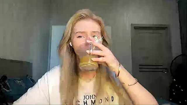 Snapshot of MoonlitCrystalia chatting on 30, 6, 2026 MoonlitCrystalia online show from 30, 6, 2026