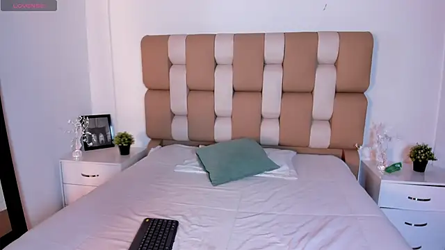 Saara Corraless online show from 10, 11, 2025