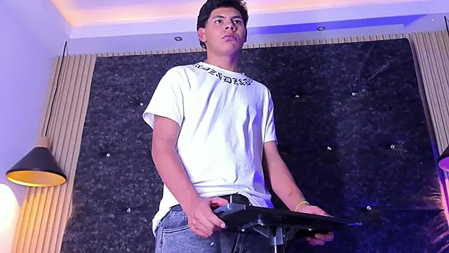 Tommy bigcock19 online show from 9, 11, 2025