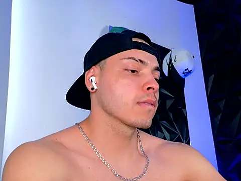 Snapshot of Maxwell_Dupont chatting on 25, 11, 2025 Maxwell Dupont online show from 25, 11, 2025