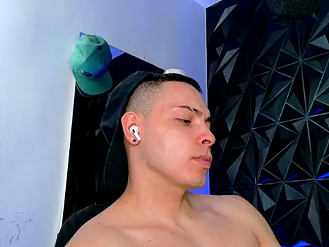 Snapshot of Maxwell_Dupont chatting on 21, 11, 2025 Maxwell Dupont online show from 21, 11, 2025