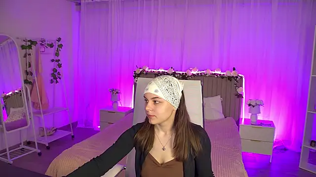 Snapshot of FrancescaCavaliere chatting on 5, 5, 2026 FrancescaCavaliere online show from 5, 5, 2026