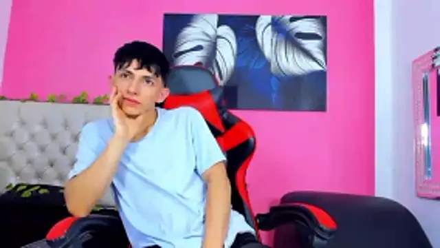 Snapshot of ElanGiraldo chatting on 12, 11, 2025 ElanGiraldo online show from 12, 11, 2025