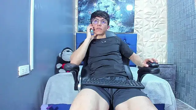 Snapshot of ElanGiraldo chatting on 8, 5, 2026 ElanGiraldo online show from 8, 5, 2026