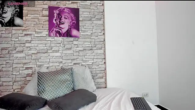 sofiaalarson online show from 13, 1, 2026