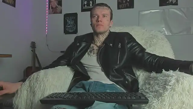 Huntall77 online show from 10, 4, 2026