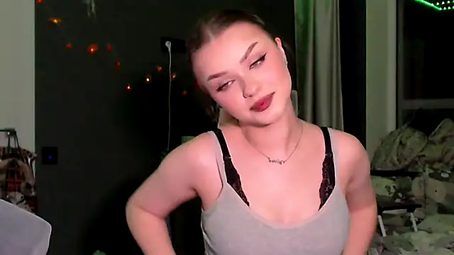 Snapshot of MissVelour chatting on 13, 11, 2025 MissVelour online show from 13, 11, 2025