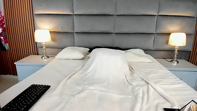 Lucy Vegas online show from 18, 4, 2026