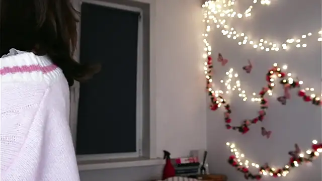 yoyogirlx online show from 4, 4, 2026