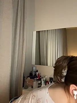 yoyogirlx online show from 13, 5, 2026