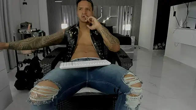 Snapshot of master_leather chatting on 25, 6, 2026 master leather online show from 25, 6, 2026