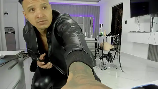 Snapshot of master_leather chatting on 4, 6, 2026 master leather online show from 4, 6, 2026