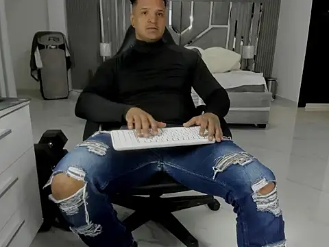 Snapshot of master_leather chatting on 22, 7, 2026 master leather online show from 22, 7, 2026