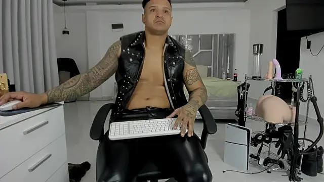 Snapshot of master_leather chatting on 22, 5, 2026 master leather online show from 22, 5, 2026