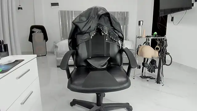 Snapshot of master_leather chatting on 27, 5, 2026 master leather online show from 27, 5, 2026