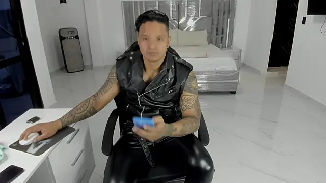 Snapshot of master_leather chatting on 27, 4, 2026 master leather online show from 27, 4, 2026