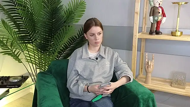 Snapshot of EliseKeath chatting on 12, 11, 2025 EliseKeath online show from 12, 11, 2025