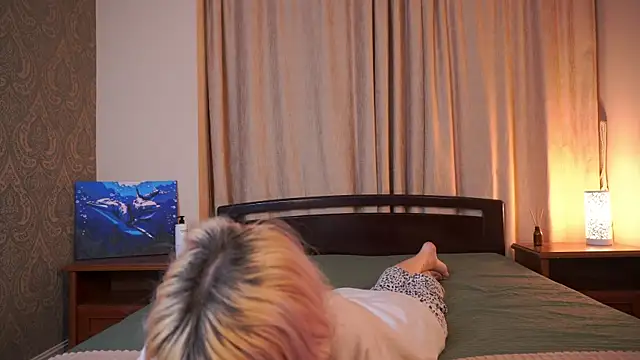 IsauraGarratt online show from 28, 11, 2025