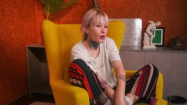 IsauraGarratt online show from 14, 11, 2025