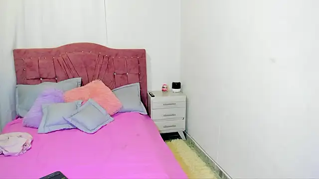 yourlatina emely online show from 5, 3, 2026