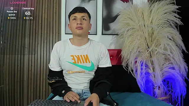 Snapshot of Sweet_Smiith chatting on 19, 11, 2025 Sweet Smiith online show from 19, 11, 2025