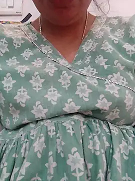 Snapshot of isha_sharma2002 chatting on 23, 11, 2025 isha sharma2002 online show from 23, 11, 2025