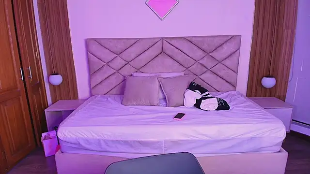 Laracooper  online show from 31, 3, 2026