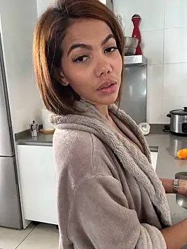 Snapshot of dolceragazza_15 chatting on 19, 11, 2025 dolceragazza 15 online show from 19, 11, 2025