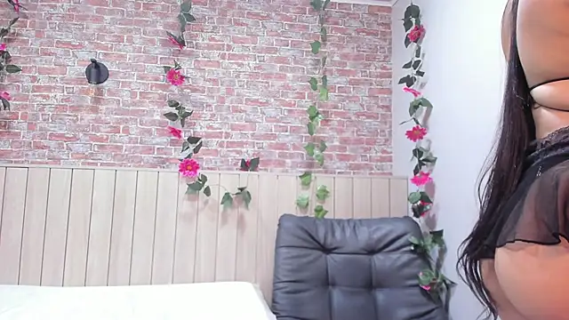 SarahSaenz  online show from 25, 11, 2025