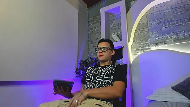 Snapshot of Valentino_moretti chatting on 1, 12, 2025 Valentino moretti online show from 1, 12, 2025