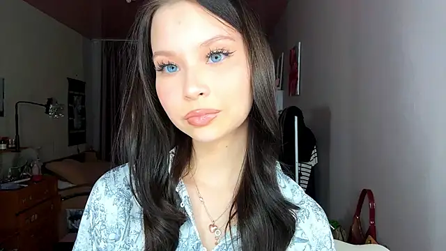 Snapshot of EmmaJonse chatting on 17, 11, 2025 EmmaJonse online show from 17, 11, 2025